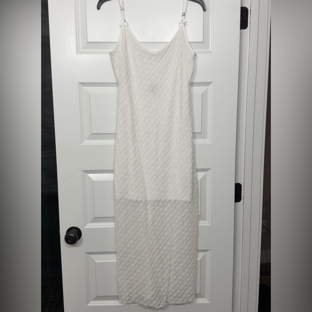 Elegant White Sleeveless Dress